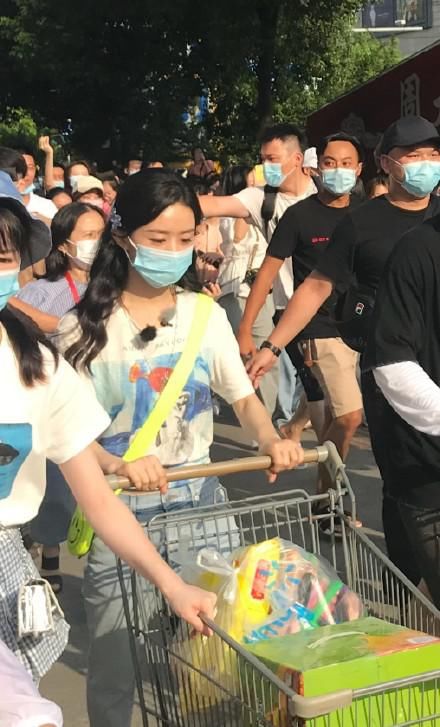  腰部|赵丽颖录综艺累到腰疼，坐马路牙揉腰 曾因坠马伤腰 泣不成声怕瘫痪