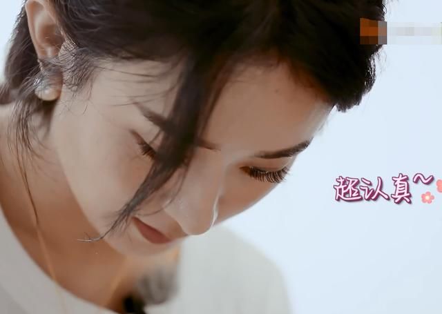 脸部|赵丽颖节目秀刀工认真切肉,镜头特写她的脸部,这鼻子我没看错吧