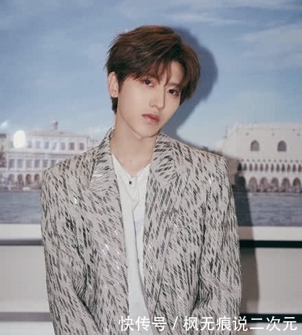 带头嗑CP|《青春有你2》蔡徐坤Lisa同框引热议,节目组海报超亲密,粉丝纷纷不满