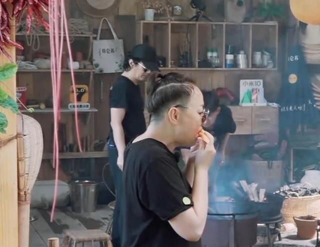  儿子|58岁宋丹丹生活太节俭，变质水果舍不得扔，儿子巴图一脸嫌弃