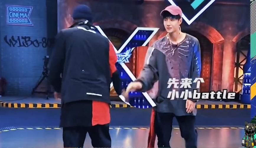  布布|《街舞》王一博与布布battle，迅速学会小绝招，膝盖却承受不住了