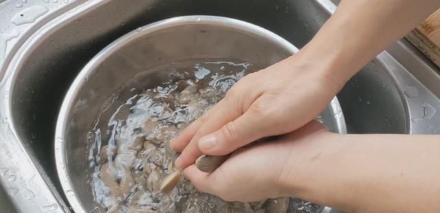 花甲|花甲除了炒还能怎样吃?加半个洋葱教你新吃法,喷香好吃到想舔盘