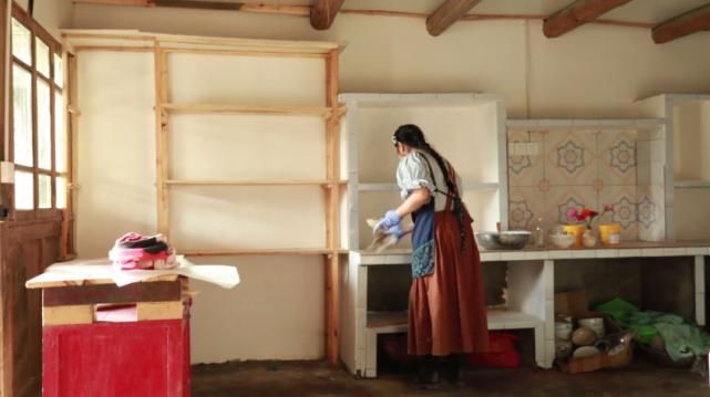  李子|她用3年时间爆改老宅，把荒地变花海：原来除了李子柒，我们还有另一种田园牧歌