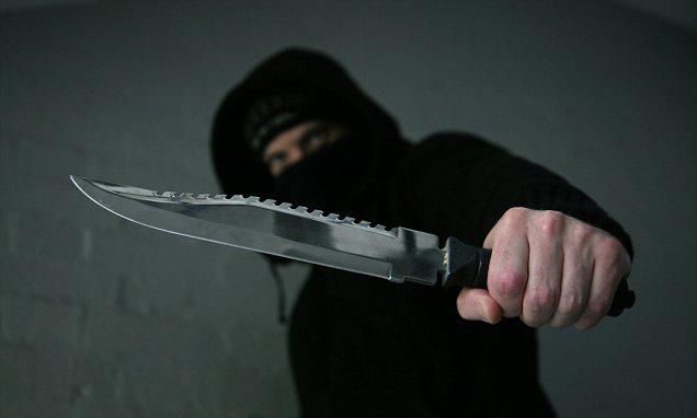  男子|男子总觉得自己会被杀，2年来不敢独自出门，结果还是被当街捅死