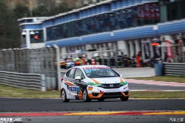 转向|601号赛车被撞，轮圈缺一块还能完赛。818号赛车突然无法转向