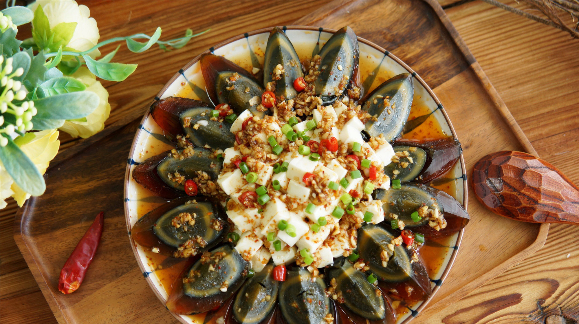 饭店|切松花蛋,直接用刀切就错了,饭店后厨这样做,溏心蛋也能切整齐