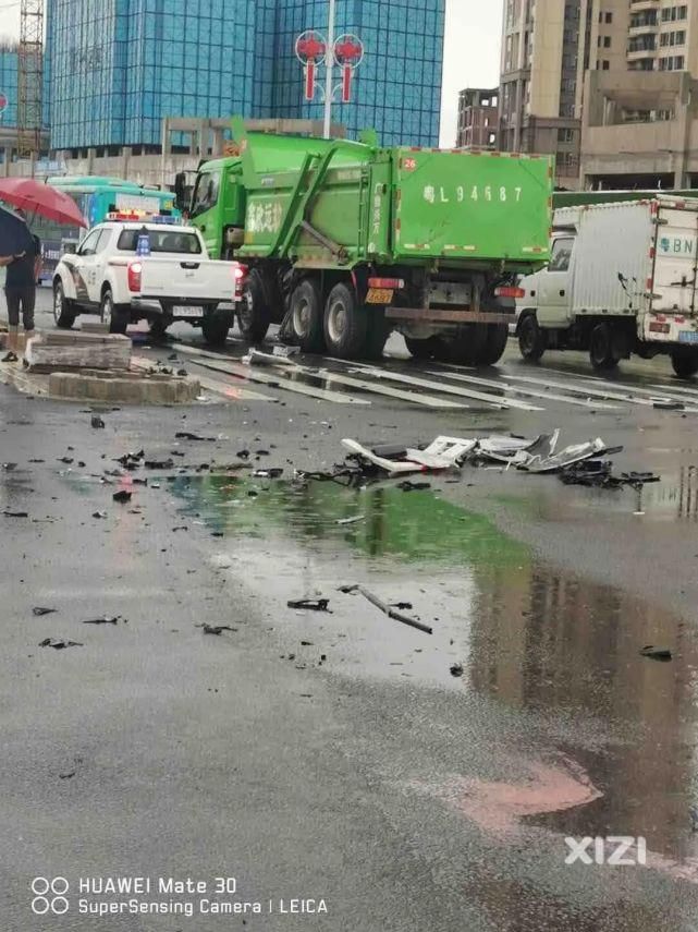  烂烂|“融融烂烂”！金惠大道路口两车相撞，车头零件都“飞”出来了