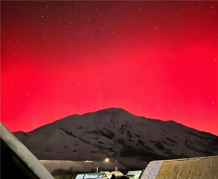 炫丽极光闪耀新疆和黑龙江的夜空，但是这里的极光为何是红色的？