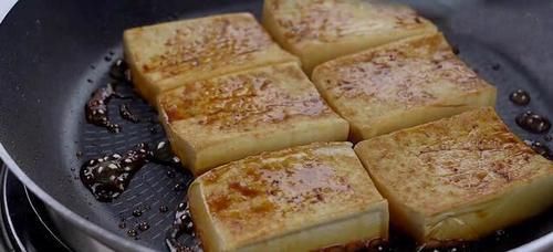  轻轻|煎豆腐容易碎，掌握这五个技巧，让你煎出来的豆腐完整又美味