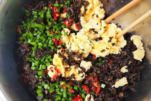  芹菜|这菜用来包饺子特鲜香，比芹菜鲜嫩，比茴香更香，再不吃就等明年