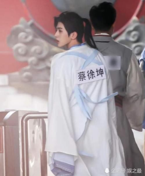 害怕|《跑男》中唯一“害怕”的人,节目中从不喝赞助商饮料,只喝自带水