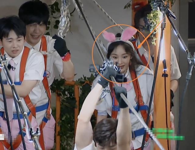  表情|邓伦双脚悬空过铁索，我却注意杨幂的反应，表情像极屏幕前的我