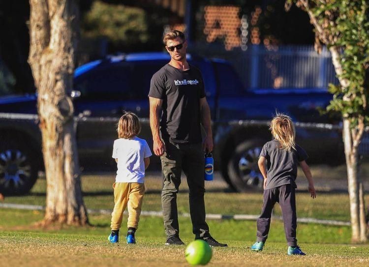  奶爸|锤哥带三孩子外出踢球，手拎水壶奶爸感十足，网友：终于穿鞋了