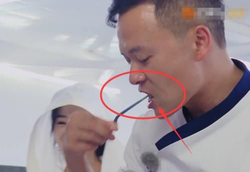 嘴里|林大厨试菜用的夹子，赵丽颖洗都不洗直接塞嘴里，不懂得避嫌吗？