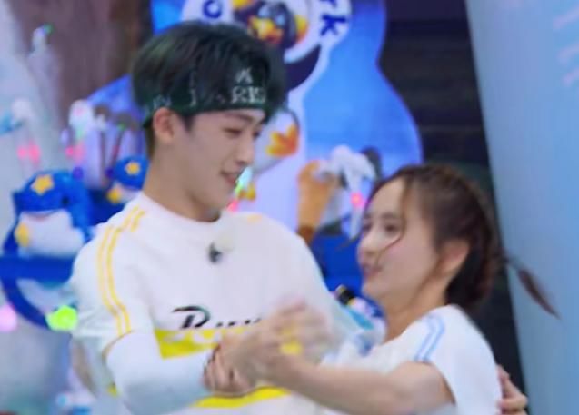  何洛洛|何洛洛baby撕名牌，谁注意他手抓的位置？这才是对姐姐的尊重