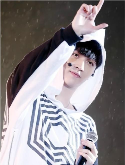  粉丝|张艺兴现身《忘不了餐厅2》：与朴爷爷打招呼，令EXO粉落泪