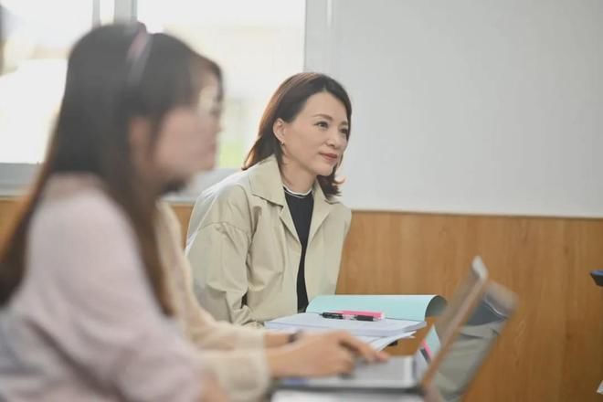  气质|董卿罕现身厦门录制节目 气质脱俗知性优雅