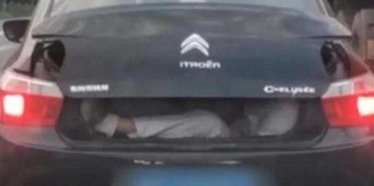  载客汽车|男子突然发现前车后备箱不对劲，定睛一看吓坏了赶快报警