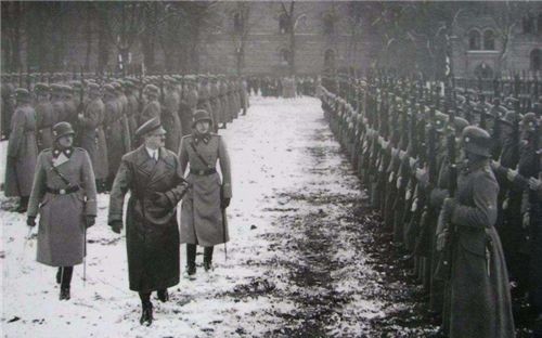 德国人|希特勒畏罪自杀已经75年了,德国人还恨他吗?一位老兵这样回答