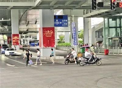 整治|5分钟10人横穿马路 民警整治不文明行为