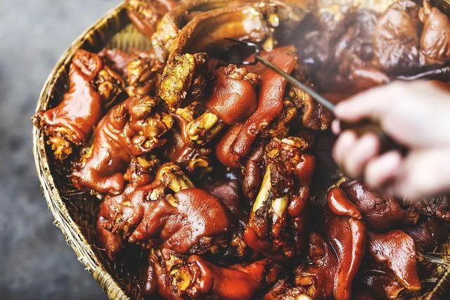  蹄髈|女子一顿啃了3斤猪蹄，结果被叫进派出所！原因令人无语