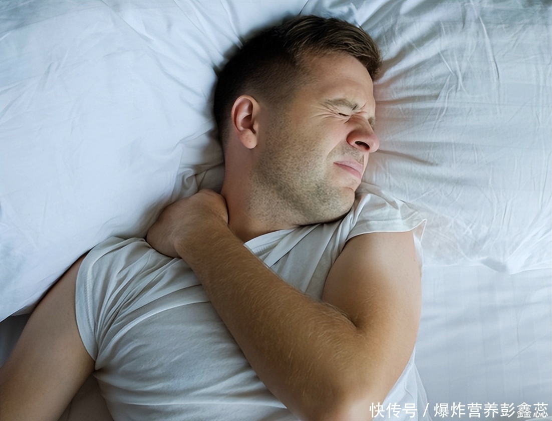 后背疼痛是哪三种病的前兆(后背疼痛预示着和多种疾病相关，别再认为是简单的衰老了，要注意)