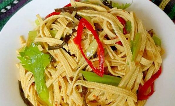  么做|凉拌豆腐皮，直接焯水是错的，下锅前多做一步，更香更入味，好吃