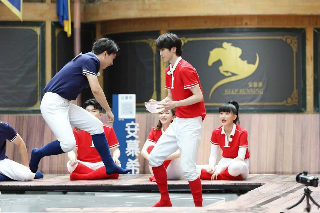  蔡徐坤|《奔跑吧》第九期播出 蔡徐坤身骑白马满足所有幻想