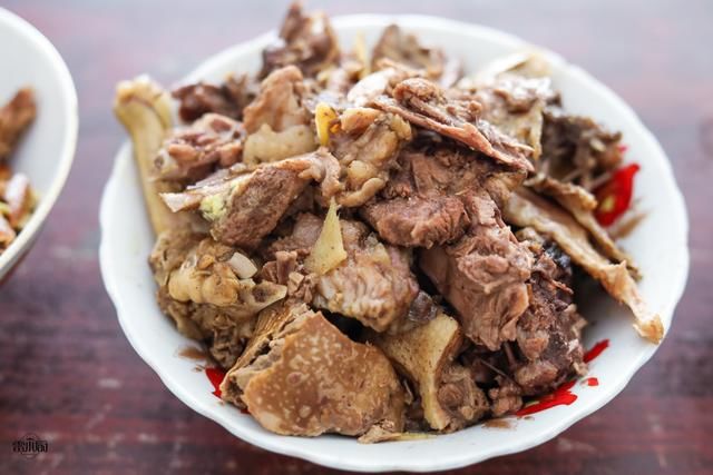  朴实|亲戚来陪二伯过生日，二伯母做了9个菜招待，网友：朴实的农家菜