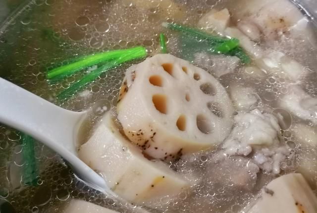  好喝|教大家做一道美味的花生莲藕猪骨汤，非常简单，好喝到一滴不剩