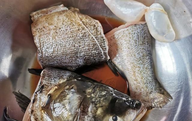  做出来|冷冻鱼直接加水泡就错了，厨师长教你多加这一步，跟活鱼一样鲜嫩