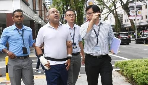 刚出狱|乘公交寻找猎物，外国男刚出狱又非礼13岁女生：我没非礼她，我在解压