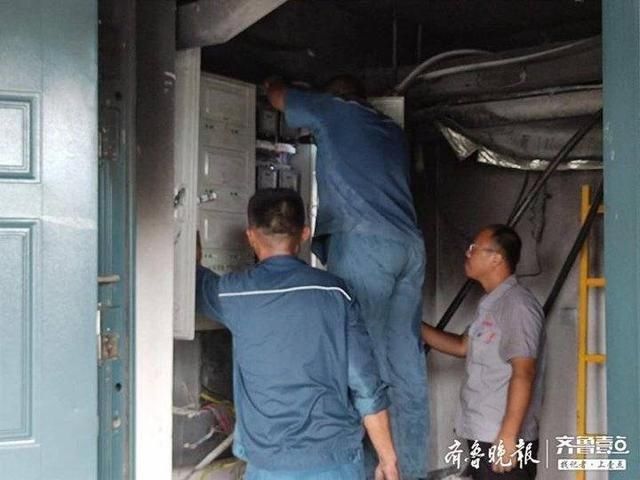  齐鲁壹点记者|聊城一小区电箱夜晚起火，业主称已发生三次类似事故