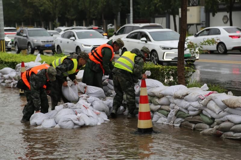 近600名驻怀部队、武警官兵奋战怀柔防汛救灾一线