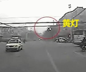  电动车|电动车一头撞上大货车！闯黄灯远比你想象中危险！| 一线微观