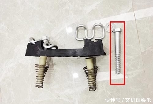 广州黄埔|男子骑三轮车带女友兜风 “顺走”有轨电车轨道配件