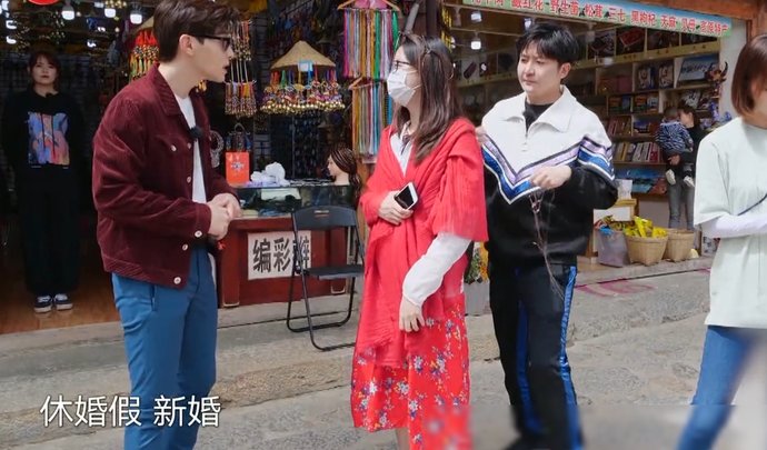  伴郎|邓伦偶遇新婚夫妻，谁注意他的反应？弹幕：咋没请我当伴郎呢