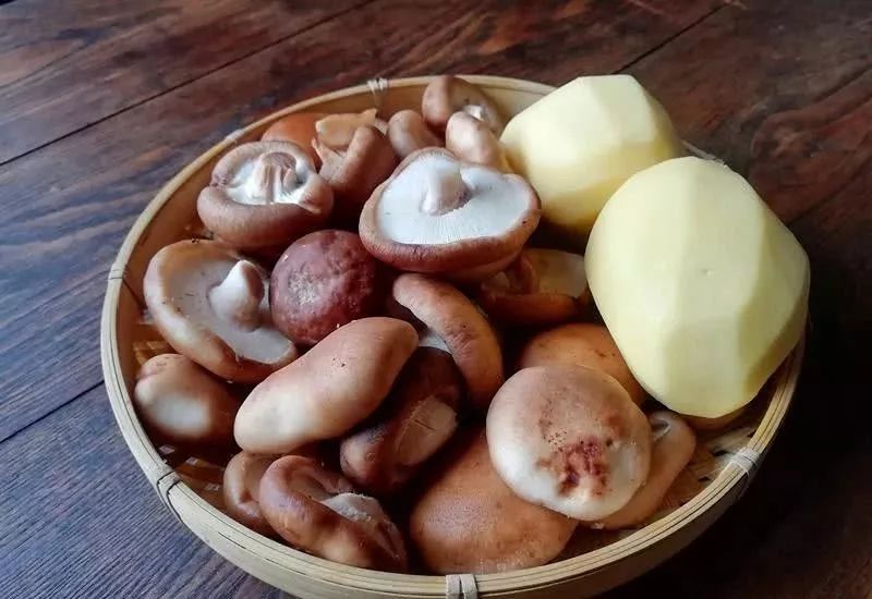 没放|香菇和土豆这样做，一点肉也没放，好吃到停不下来