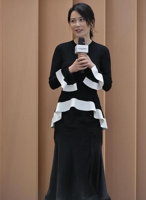  俞飞鸿|俞飞鸿可能气质真比刘涛好，但毕竟还是大几岁，脖颈纹很明显呀！