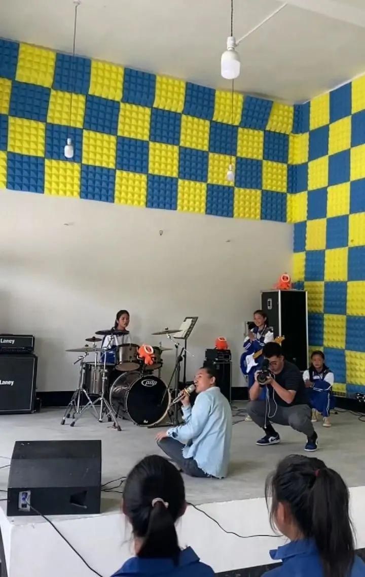  孩子们|圆梦！六盘水小学生与痛仰乐队联袂演出，开了场摇滚直播音乐会