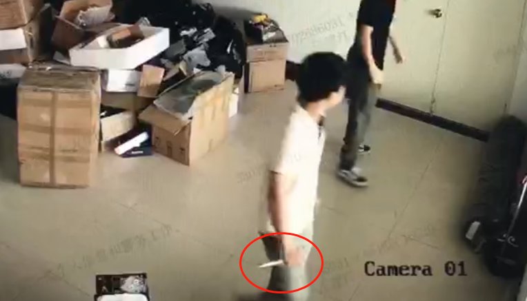  持刀|因为微信群吵了几句，海宁一男子持刀将同事捅伤……