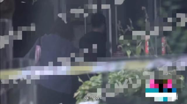  神秘|白百何身边换人了？出行获神秘男子全程陪同，聊到开心处相视一笑