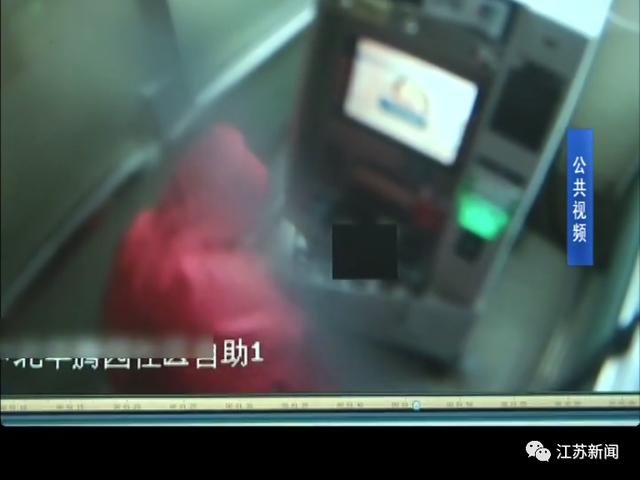  小区|男子费力撬开ATM机，打开瞬间傻眼：里面竟是…哈哈哈