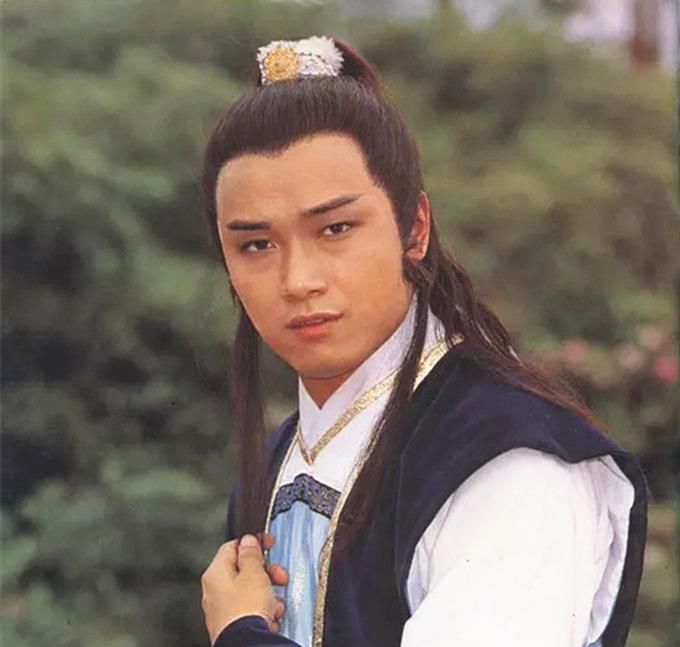  女友|苗侨伟26岁儿子与女友秀恩爱，身材健硕长相不及爸，长居国外生活