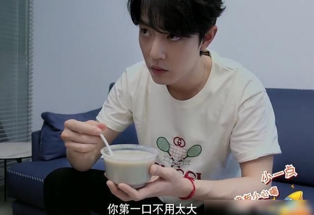  自语|肖战品美食，每种小吃只尝一口，自语“太浪费”，粉丝：被骂怕了