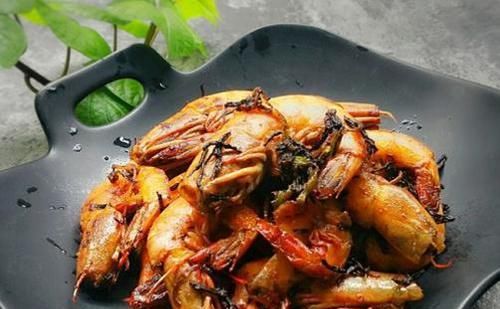  菜式|大虾别只会水煮了！大厨教你新菜式，茶香四溢，虾肉外脆里嫩