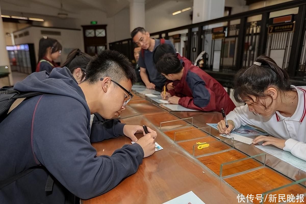 聆听工匠故事 学习劳模精神 上海邮政博物馆迎来少数民族小客人