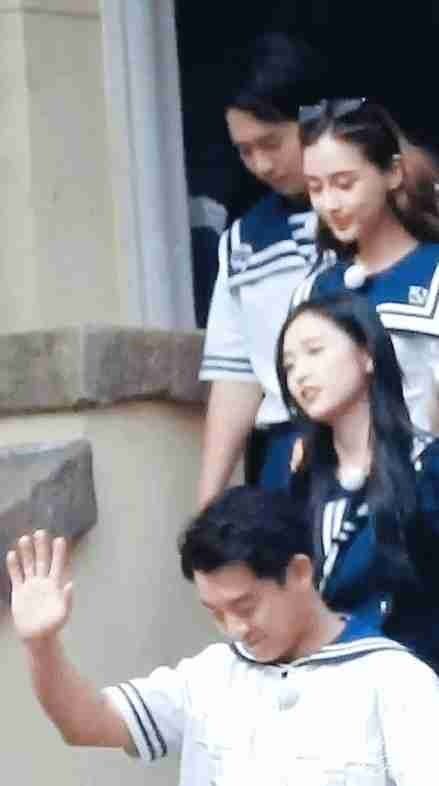  飞行嘉宾|刚在湖南卫视抱张子枫，又在浙江卫视抱吴宣仪，欧阳娜娜太会演了