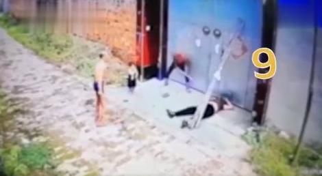  惨遭|司机载老板却出车祸，家中母女惨遭报复：30秒连续挥铁锹16次