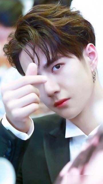  带伤|王一博带伤上阵水舞台，舞台表演帅裂了